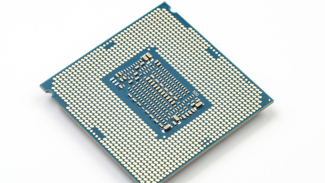 Processeur Intel vu de dessous, illustrant la chute de l'action Intel après ses résultats