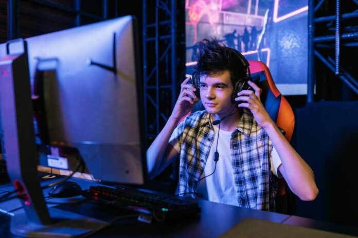 Joueur avec un casque micro devant son écran, symbole des communautés Discord