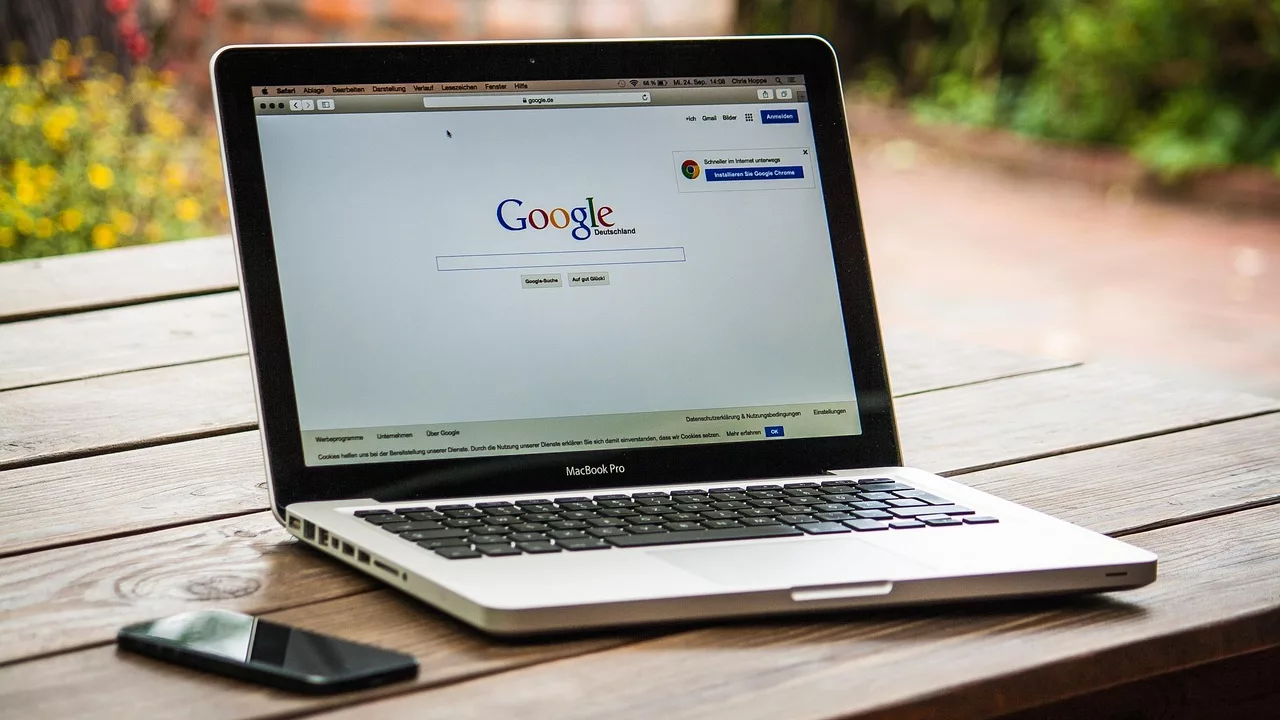Ordinateur portable affichant la page de recherche Google, sujet des extensions Chrome malveillantes