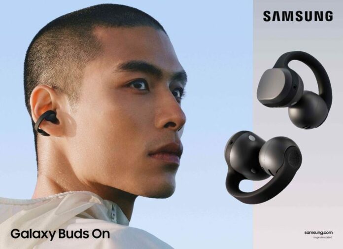 Écouteurs Galaxy Buds On de Samsung, au format à clip, portés sur l'oreille