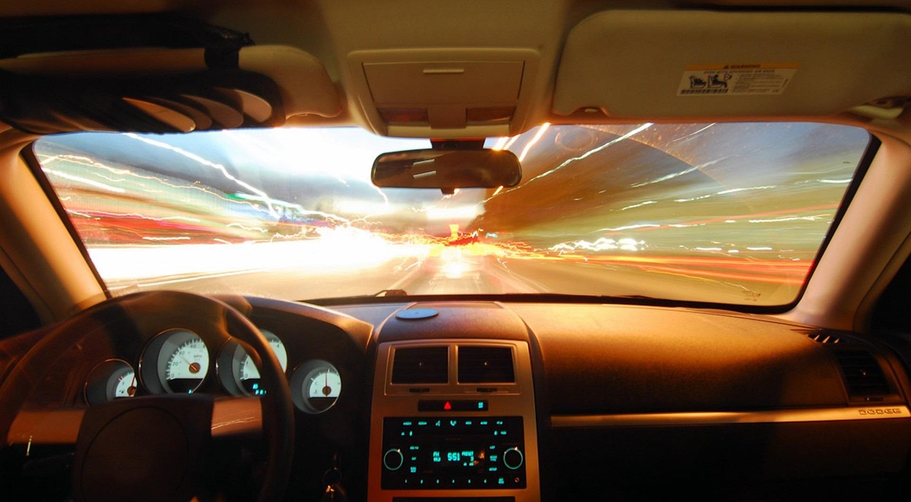 Intérieur d'une voiture roulant de nuit, illustrant la collecte des données de conduite par General Motors