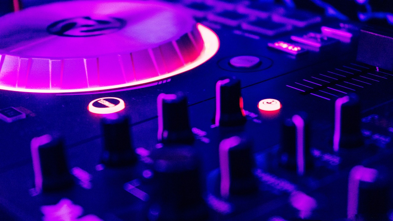 Platine de DJ éclairée de néons roses, ambiance de la musique électronique de GTA 6 par Justice