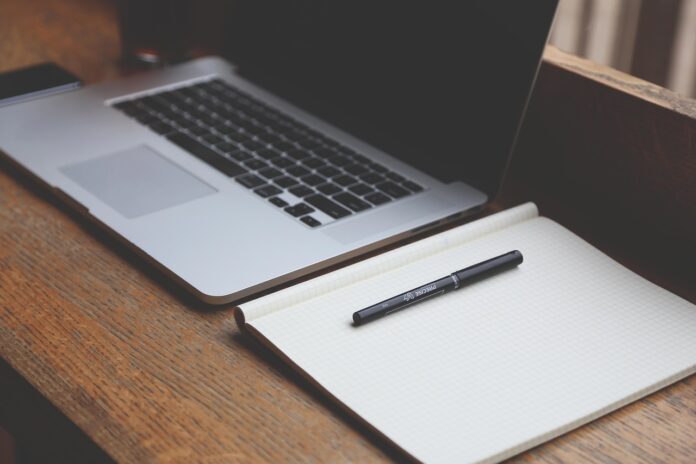 Ordinateur portable MacBook posé sur un bureau, illustrant l'annonce du MacBook Pro M6