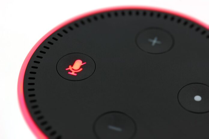 Gros plan sur une enceinte connectée Amazon Echo avec le micro coupé