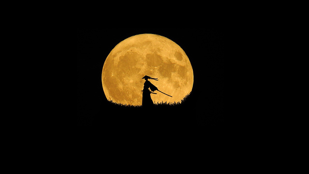 Silhouette d'un guerrier armé d'un sabre devant la pleine lune, évoquant l'univers de Phantom Blade Zero