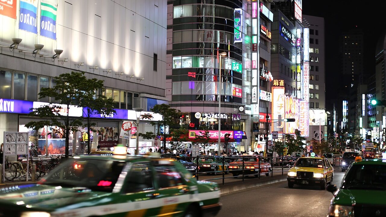 Taxis dans une rue de Tokyo la nuit, où Waymo et Toyota testeront leurs robotaxis en 2027