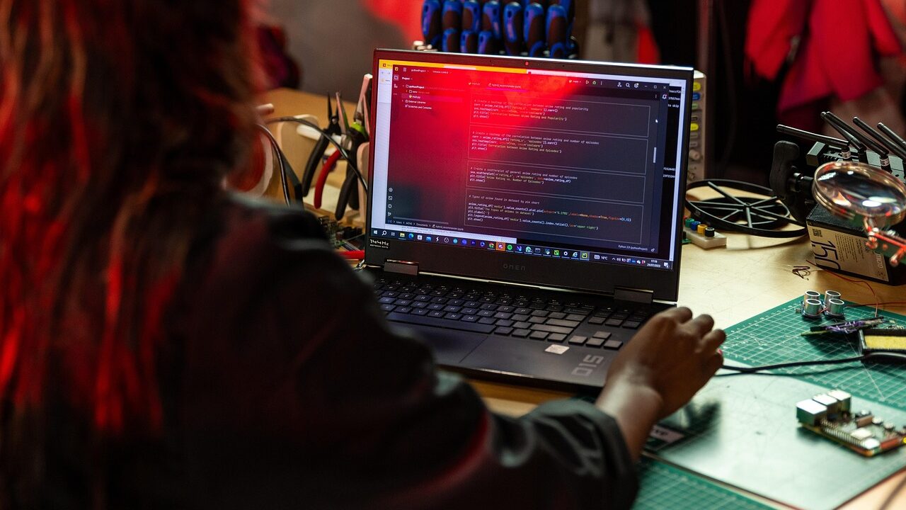 Ordinateur portable sous Windows 11 sur un établi de dépannage, illustration de Cloud rebuild